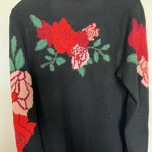 Cárdigan sweater, roses design.